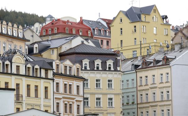 Centrum Karlových Varů je postavené v neoklasicistním stylu. Centrum Karlových Varů je postavené v neoklasicistním stylu.