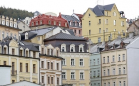 Centrum Karlov&yacute;ch Varů je postaven&eacute; v neoklasicistn&iacute;m stylu.