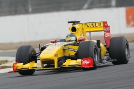 Jan Charouz testuje v Silverstone monopost Renault R29.