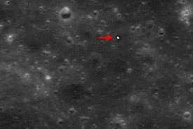 Na snímku pořízeném sondou LRO je vidět Lunochod 2 i jeho stopy.