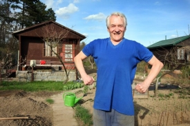 Cholupický zahrádkář Miroslav Kačín.
