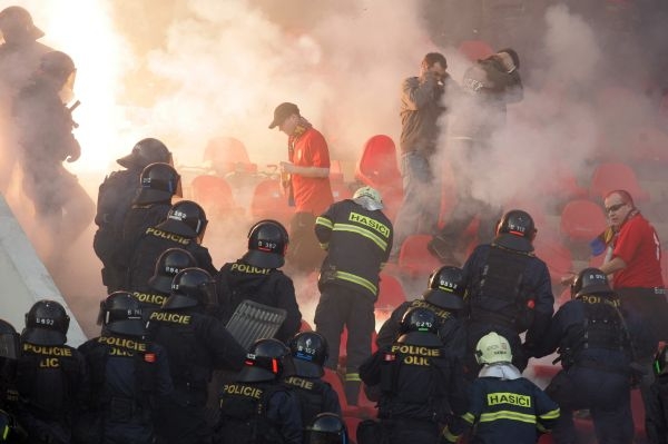Na stadiony se nejspíš vrátí policisté.