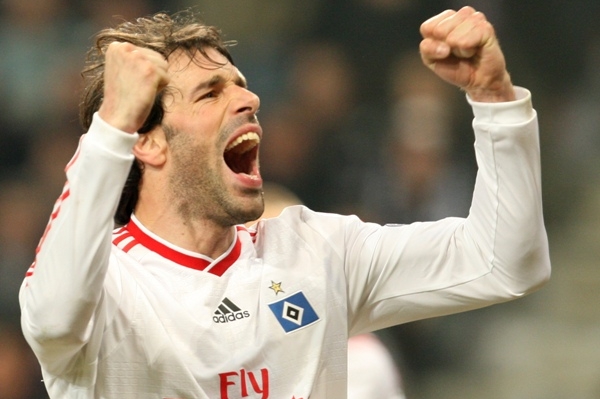 Hvězda Hamburku Ruud van Nistlerooy pomohl k postupu přes Anderlecht.