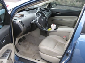 Interiér vozu Toyota Prius.