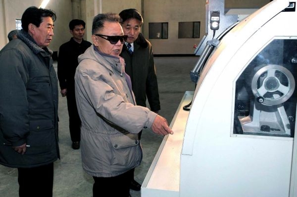 Severokorejský vůdce Kim Čong-il v továrně na nástroje. Severokorejský vůdce Kim Čong-il v továrně na nástroje.