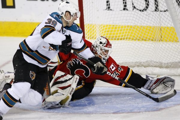 Gólman Calgary Miikka Kiprusoff předvádí famózní zákrok.