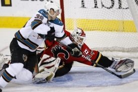 G&oacute;lman Calgary Miikka Kiprusoff předv&aacute;d&iacute; fam&oacute;zn&iacute; z&aacute;krok.