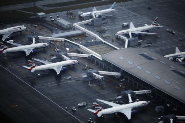 Stojící letradla na londýnském letišti Heathrow.