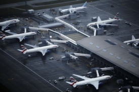 Stojící letradla na londýnském letišti Heathrow.