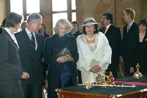 Charles s Camillou a chotí prezidenta si prohlédli korunovační klenoty