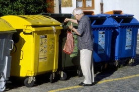 Mrtv&eacute; těl&iacute;čko na&scaron;la žena na popelnici (ilustračn&iacute; foto).
