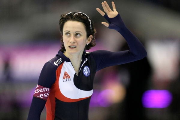 Martina Sáblíková se raduje v Heerenveenu z výhry na trati 3000 m.
