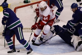 Todd Bertuzzi střílí gól obraně Vancouveru.