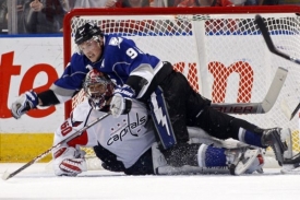Steve Stamkos padá na Jose Theodora v brance Washingtonu.