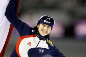 Martina Sáblíková se raduje z vícebojařského zlata.