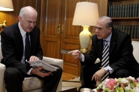 Gener&aacute;ln&iacute; tajemn&iacute;k OECD Gurr&iacute;a (vpravo) chce spolupr&aacute;ci s Bruselem.