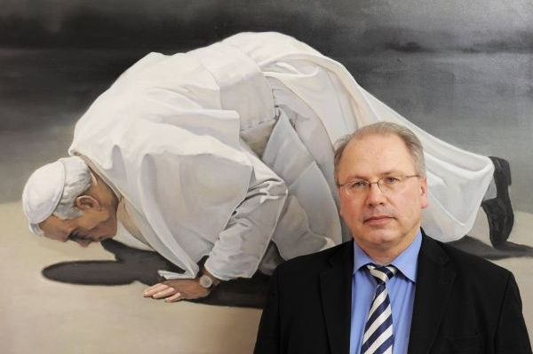 Mluvčí řezenského biskupství Clemens Neck před obrazem Jana Pavla II.