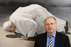 Mluvčí řezenského biskupství Clemens Neck před obrazem Jana Pavla II.