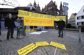 Demonstrace proti zneužívání dětí církví.