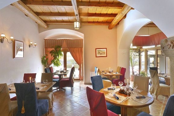 Interiér restaurace U Zlatého lva.