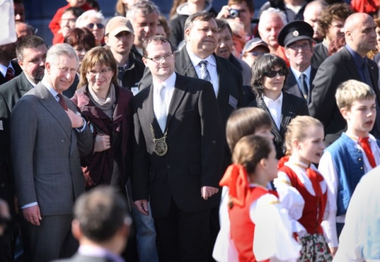 Policie odhadla, že na návsi sledovalo prince asi 1500 lidí.