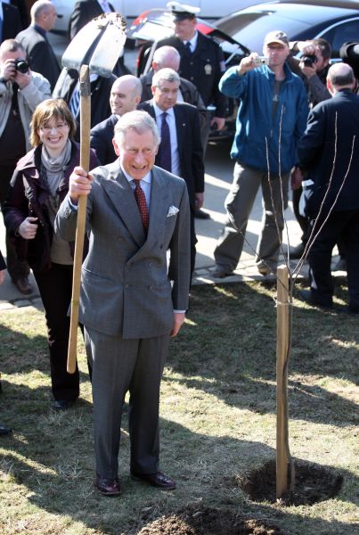 Princ Charles se podepsal do místní kroniky a zasadil jabloň.