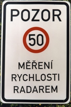 Rychlost je ze zákona snížena na 50 km/hod.