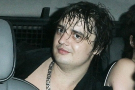 Britský rocker Pete Doherty a bývalý přítel Kate Mossové.