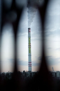 Ve dvousetmetrové výšce vyvěsili plachtu s nápisem 