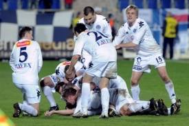 Hráči Slovácka se radují z třetího gólu v síti Slávie.