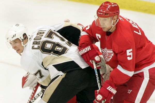 Nicklas Lidstrom si hledí Sidney Crosbyho.