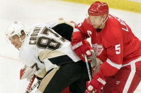 Nicklas Lidstrom si hledí Sidney Crosbyho.