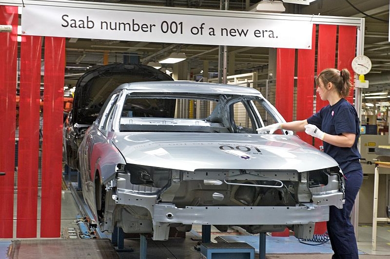 První Saab 9-5 vyrobený po sedmi týdnech nečinnosti v Trollhättanu.
