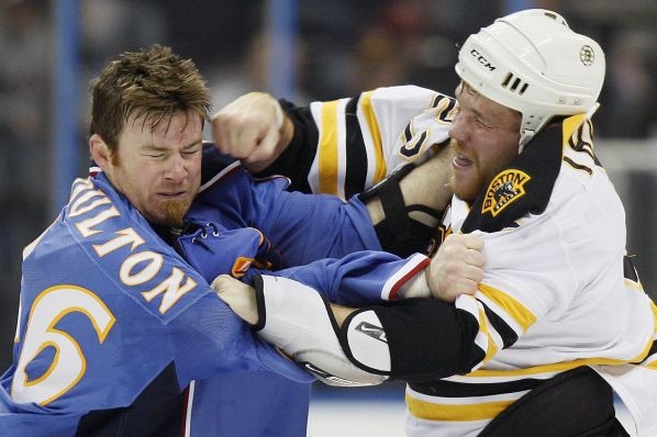 Eric Boulton zápolí s bostonským Shawnem Thorntonem.