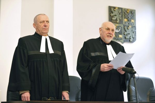 Předseda ÚS Rychetský (vpravo) a soudce zpravodaj Výborný.