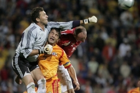 Christian Chivu (ve žlut&eacute;m) bude nosit ochrannou helmu jako Petr Čech.