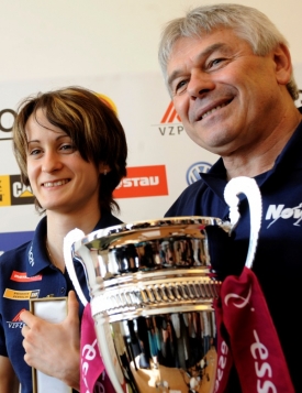 Martina Sáblíková a Petr Novák s trofejí.