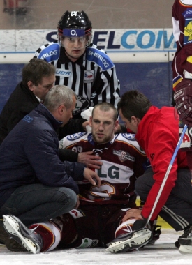 Otřesený útočník Sparty Jakub Koreis.