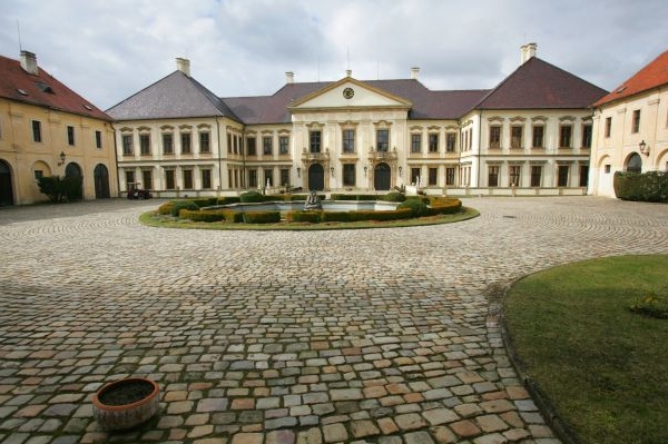 Zámek vláda využívala dlouhá léta, restituentovi ho vrátila loni.