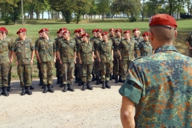 Bundeswehr získává dorost na školách.