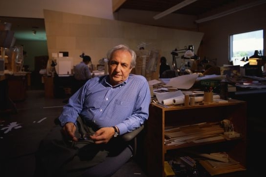 Frank Gehry ve svém ateliéru v New Yorku. Frank Gehry ve svém ateliéru v New Yorku.