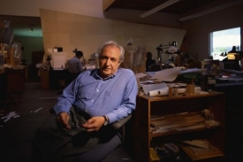 Frank Gehry ve sv&eacute;m ateli&eacute;ru v New Yorku.
