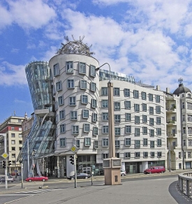 Gehry v Praze postavil Tanč&iacute;c&iacute; dům.