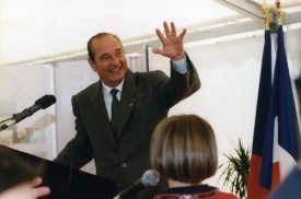 Jacques Chirac při n&aacute;v&scaron;těvě Prahy v roce 2004.
