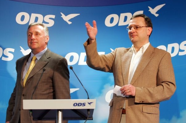 ODS chce uvolněná vládní křesla po zelených, tvrdí Petr Nečas (vpravo)