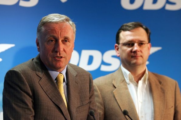 Petr Nečas (vpravo) vystřídal Topolánka. Podle většiny je to dobře.