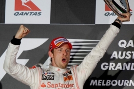 Jenson Button s trofejí pro vítěze.