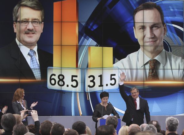 Komorowski se raduje z vítězství v primárkách.