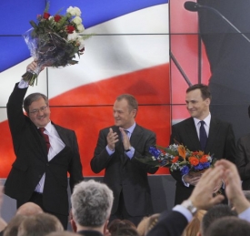 Komorowski (vlevo) s Tuskem a svým rivalem Sikorským.