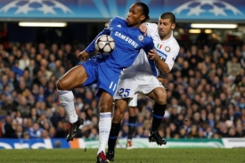 Ilustrační foto. Didier Drogba z Chelsea (v modrém). Ilustrační foto. Didier Drogba z Chelsea (v modrém).